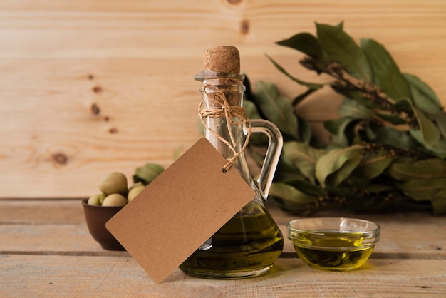 Aceite de oliva ecológico y aceitunas sobre la mesa
