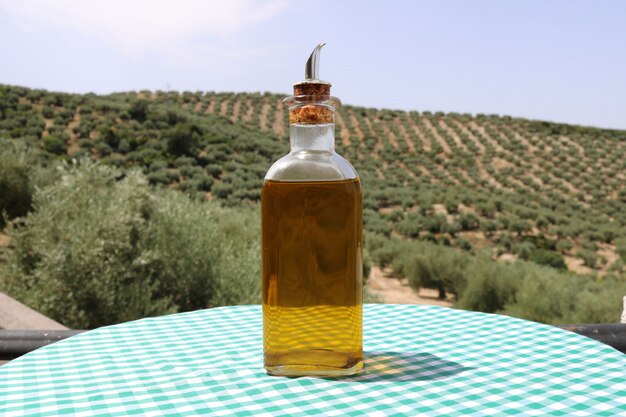 Aceite de oliva con fondo de aceitunas.