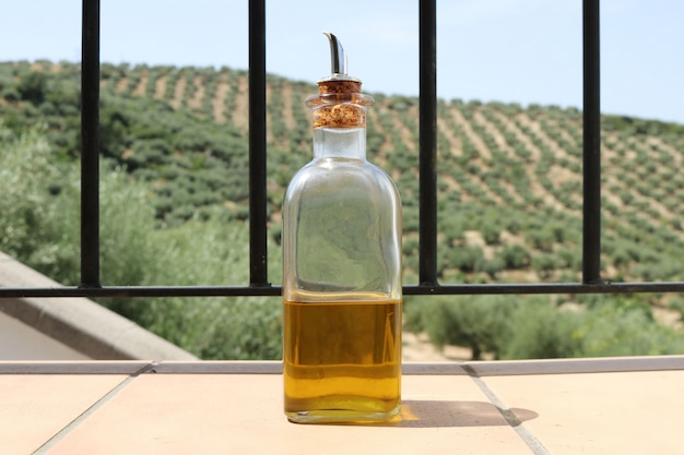 Foto gratuita aceite de oliva con fondo de aceitunas.