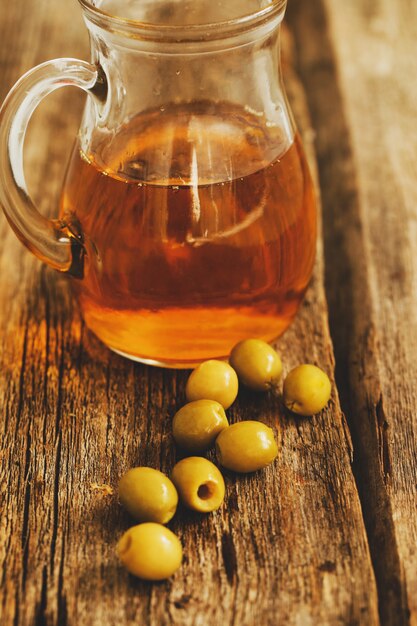 Aceite de oliva en una jarra con aceitunas