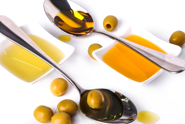 Aceite de oliva en un tazón y cucharas