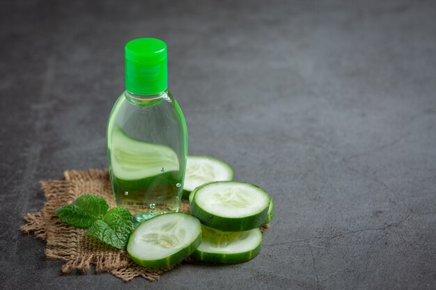 Aceite de pepino sobre fondo oscuro