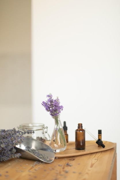 Aceites esenciales de lavanda en una botella oscura de vidrio La niña cuida la piel y el cabello Interior escandinavo