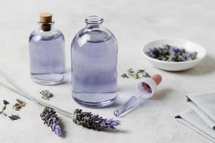 Foto gratuito aceites naturales de lavanda de alta visibilidad