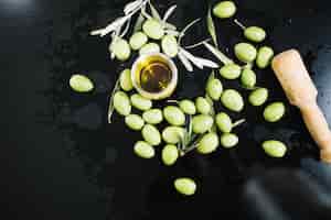 Foto gratuita aceitunas alrededor de vidrio con aceite de oliva