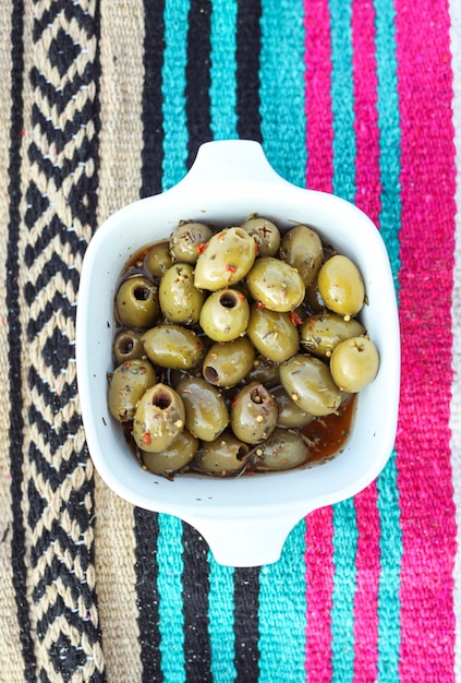 Foto gratuita aceitunas en escabeche picantes en un tazón blanco en un picnic en la playa