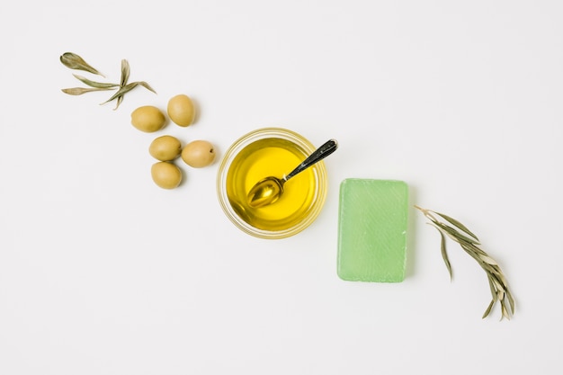 Aceitunas en hilera diagonal con productos de aceite de oliva