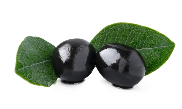 Aceitunas negras con hojas aisladas sobre fondo blanco.