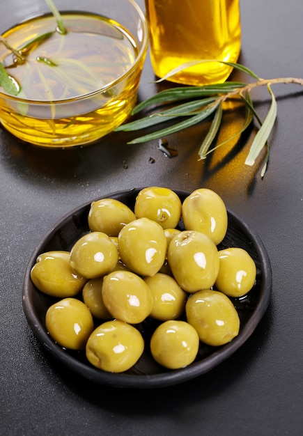 Foto gratuita aceitunas en un plato con aceite de oliva.