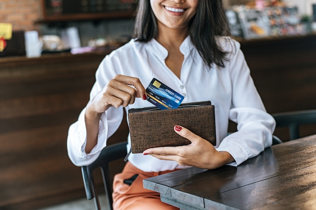 Aceptar tarjetas de crédito de una cartera marrón para pagar los bienes