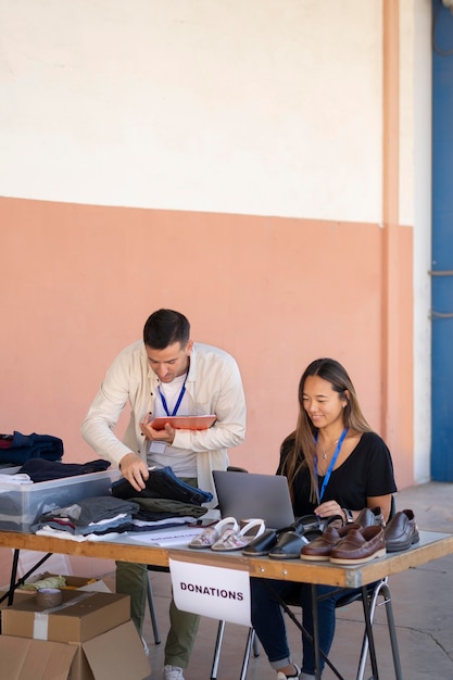 Foto gratuita acerca de la organización voluntaria de material para donaciones