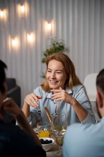 Foto gratuita acercamiento a un adulto joven en una cena con amigos