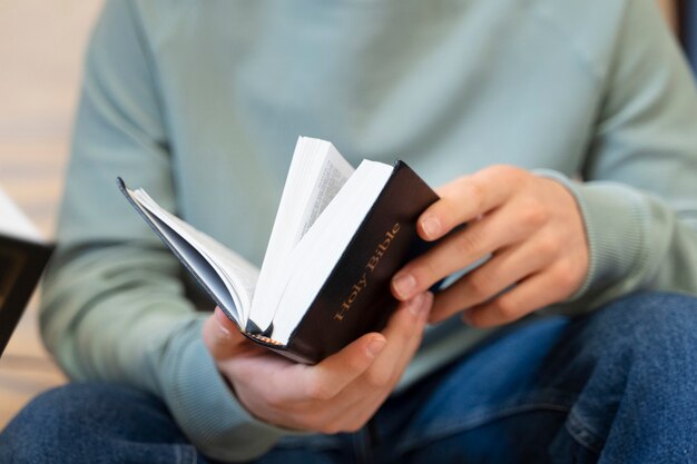 Acercamiento a un adulto rezando una lectura