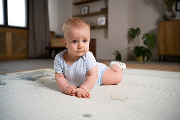 Foto gratuita acercamiento al bebé gateando y aprendiendo a caminar