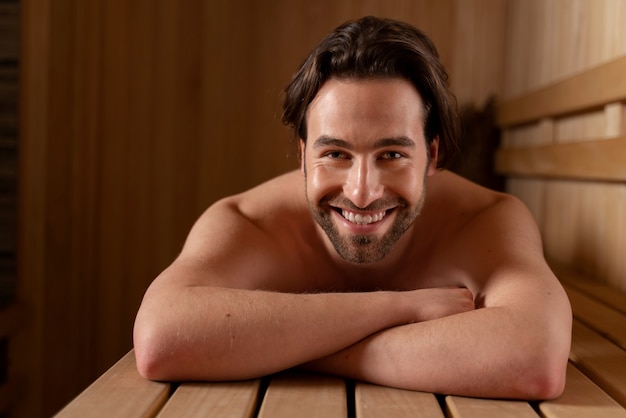 Acercamiento al hombre relajándose en la sauna