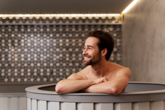 Acercamiento al hombre relajándose en la sauna