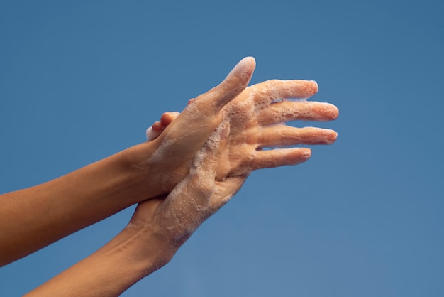 Foto gratuita acercamiento al lavado de manos higiénico