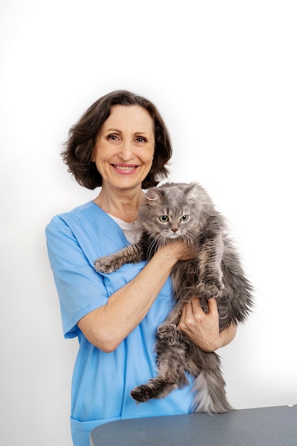 Acercamiento al médico veterinario cuidando a la mascota