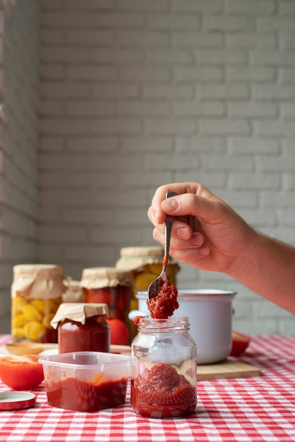 Foto gratuita acercamiento al método de conservación de alimentos