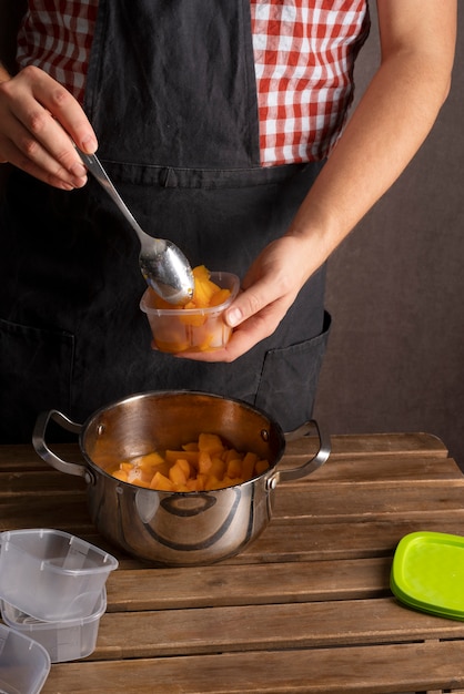 Foto gratuita acercamiento al método de conservación de alimentos