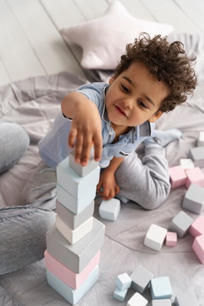 Acercamiento al niño que disfruta del juego didáctico