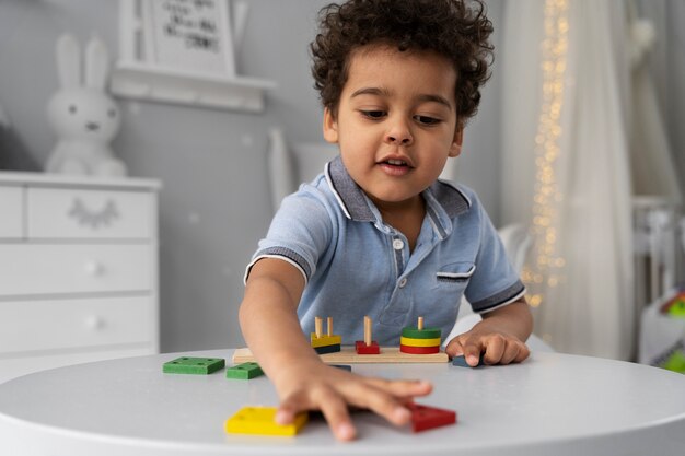 Acercamiento al niño que disfruta del juego didáctico