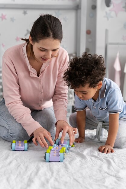 Acercamiento al niño que disfruta del juego didáctico