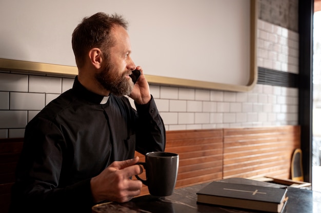 Acercamiento al sacerdote en su hora de almuerzo