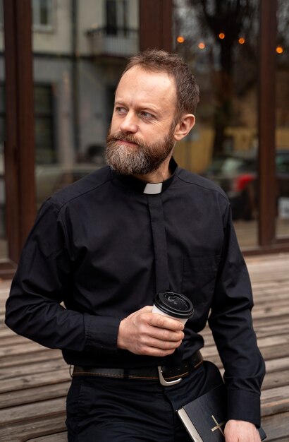 Acercamiento al sacerdote en su hora de almuerzo