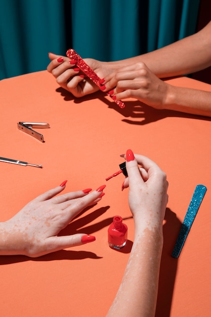 Foto gratuita acercamiento al tratamiento de cuidado de uñas