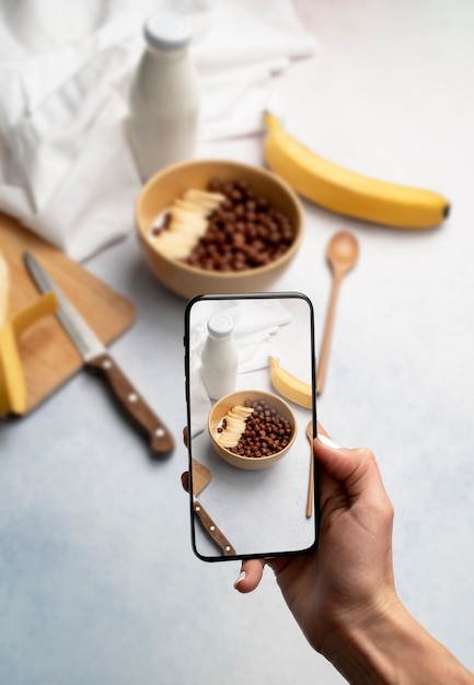 Acercamiento a un amante de la comida tomando fotos de la comida