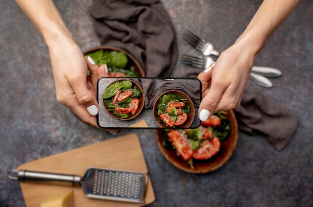 Acercamiento a un amante de la comida tomando fotos de la comida