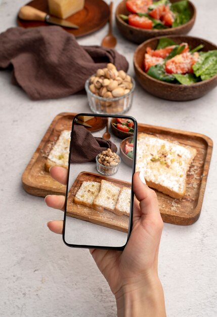 Acercamiento a un amante de la comida tomando fotos de la comida