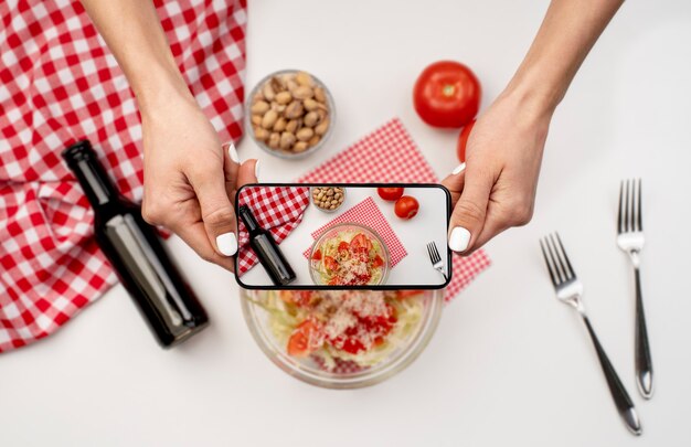 Acercamiento a un amante de la comida tomando fotos de la comida