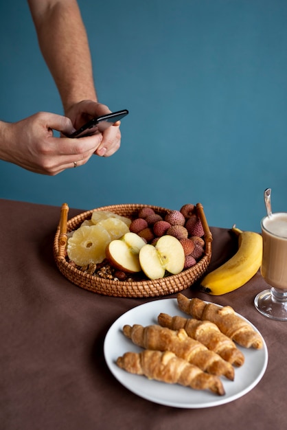 Acercamiento a un amante de la comida tomando fotos de la comida