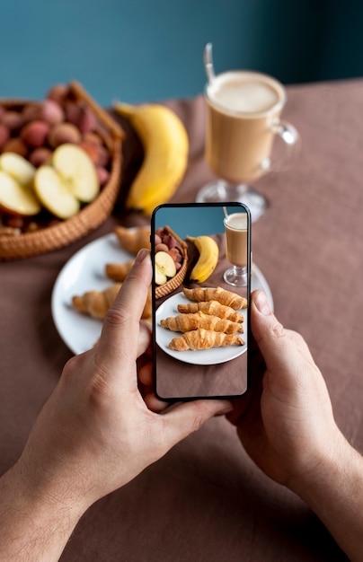 Acercamiento a un amante de la comida tomando fotos de la comida