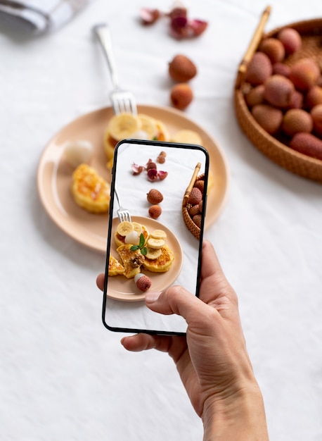 Acercamiento a un amante de la comida tomando fotos de la comida