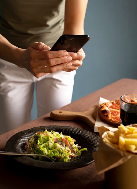 Acercamiento a un amante de la comida tomando fotos de la comida