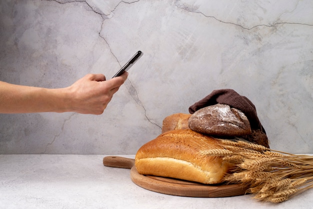 Acercamiento a un amante de la comida tomando fotos de la comida