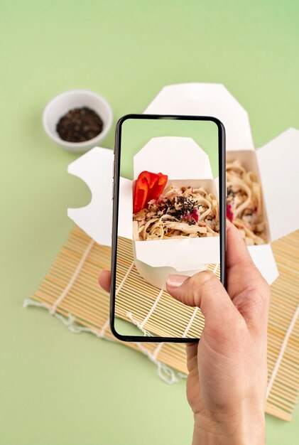 Acercamiento a un amante de la comida tomando fotos de la comida