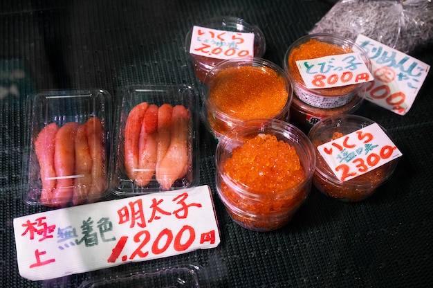 Foto gratuita acercamiento a la comida callejera japonesa