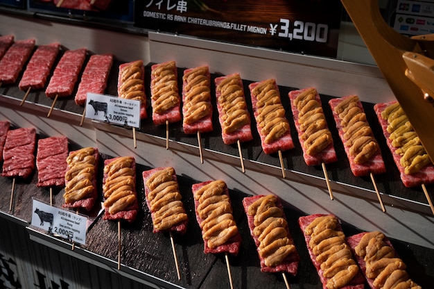 Foto gratuita acercamiento a la comida callejera japonesa