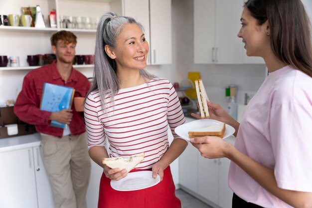 Acercamiento a los empleados tomando un descanso