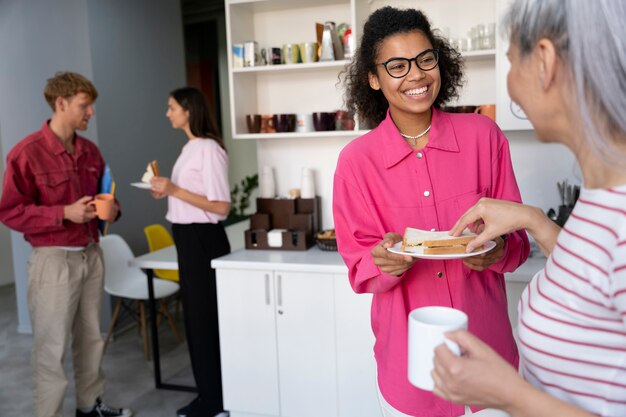 Acercamiento a los empleados tomando un descanso