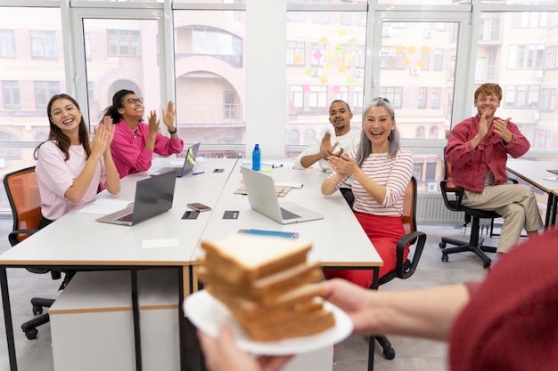 Acercamiento a los empleados tomando un descanso