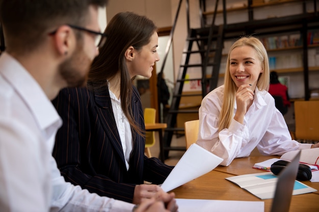 Acercamiento a un joven empresario que realiza una pasantía