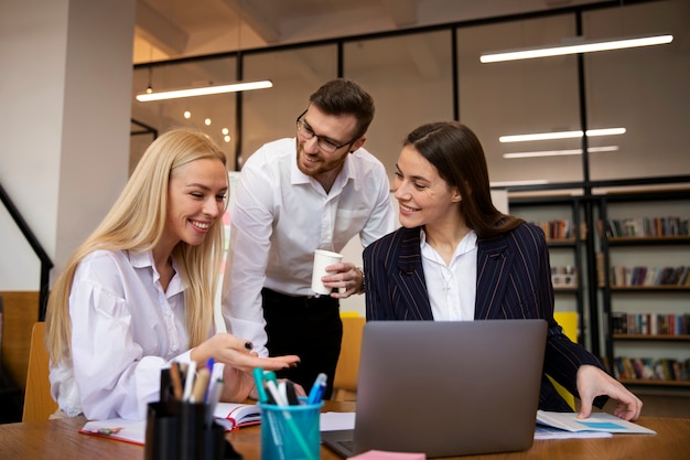 Foto gratuita acercamiento a un joven empresario que realiza una pasantía