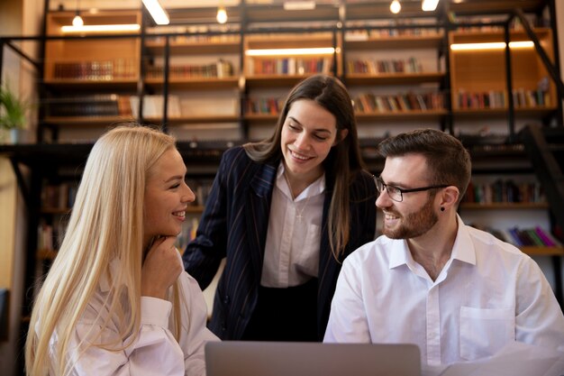 Acercamiento a un joven empresario que realiza una pasantía