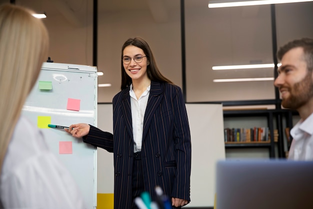 Foto gratuita acercamiento a un joven empresario que realiza una pasantía