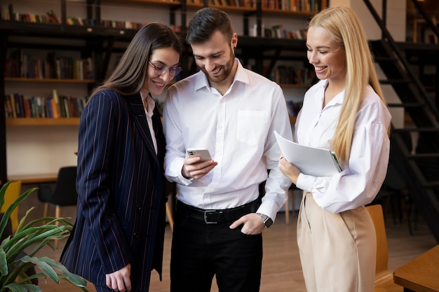 Acercamiento a un joven empresario que realiza una pasantía